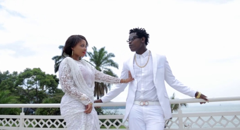 Nyuma y’amezi 8 adakora amashusho Bruce Melodie  yashyize hanze aya ‘Ntujya unkinisha’ yakoreye ku mucanga