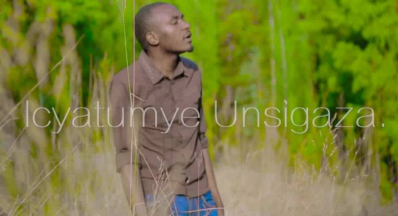 Jimmy Claude yashyize hanze amashusho y’indirimbo ye ya mbere “Icyatumye unsigaza "- VIDEO