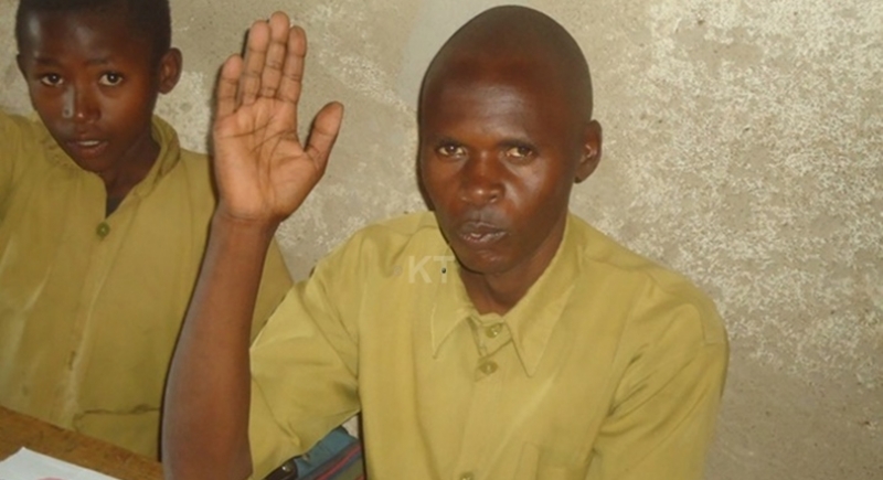 Ruhango: Umugabo w’imyaka 45 ufite umugore n’abana yasubiye kwiga mu mashuri abanza