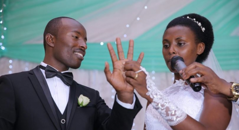 Umunyamakuru Neema yakoze ubukwe bw’agatangaza arushingana n’umusore wamaze imyaka 7 ategereje YEGO