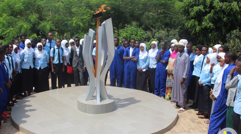 Kwibuka23:Ishuri rya ETM 2 ryakoze urugendo rwo kwibuka rinasura urwibutso rwa Jenoside ku Gisozi- AMAFOTO