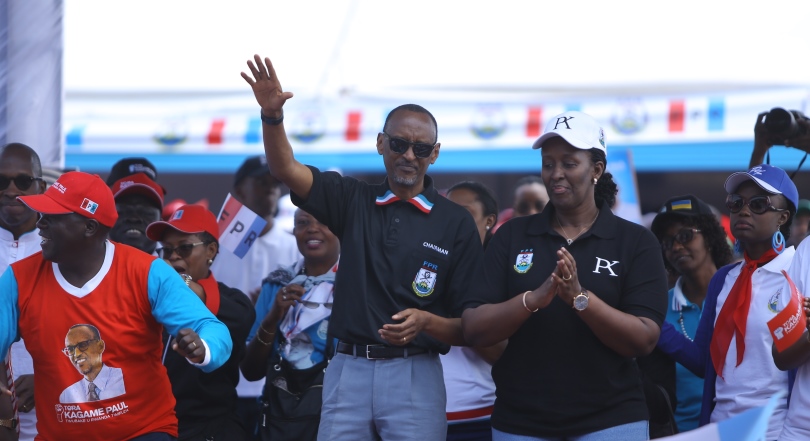 MU MAFOTO 100: Perezida Kagame yiyamamarije i Rulindo n'i Nyamir ...