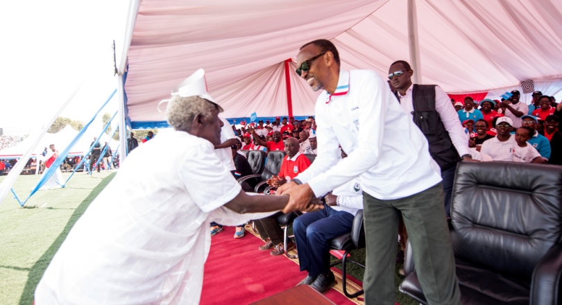 MU MAFOTO 100: Paul Kagame yiyamamarije i Gicumbi asobanurira ab ...
