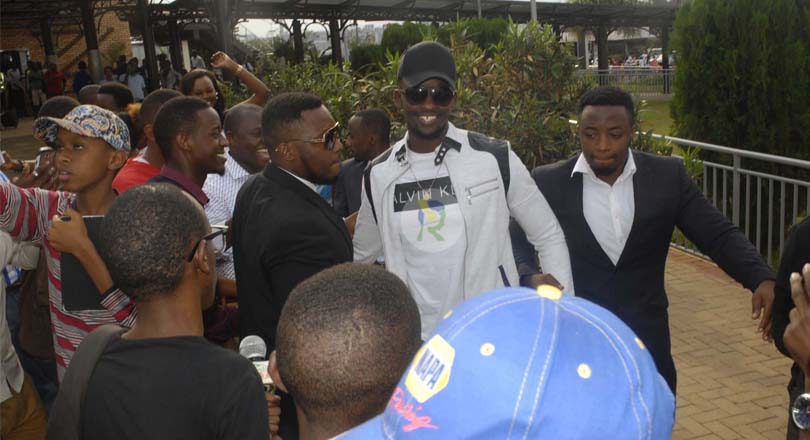 Meddy wari utegerejwe i Kigali yahageze yakirwa n’imbaga y’abantu –AMAFOTO & VIDEO