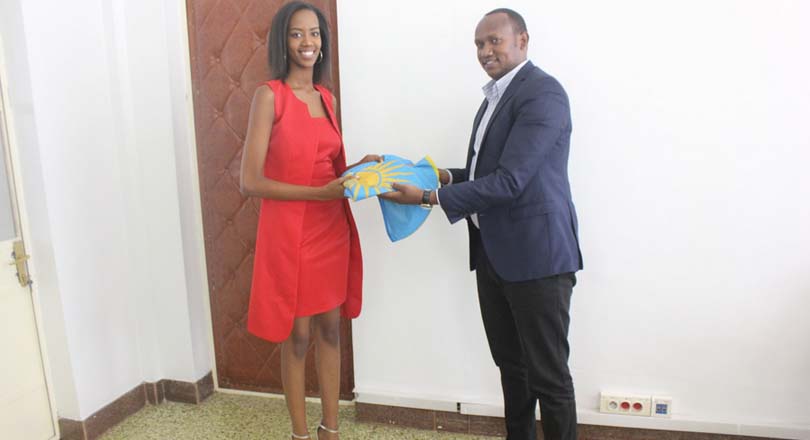 Miss Iradukunda Elsa yahawe ibendera ry’igihugu mbere yuko yitab ...