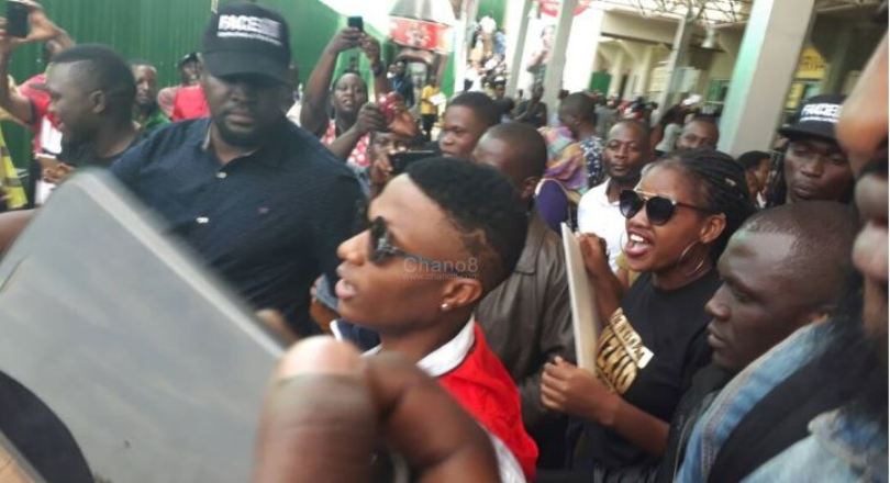 Cyera kabaye Wizkid wari warashyize ku katsi Abagande yageze i Kampala yakirwa bikomeye–AMAFOTO
