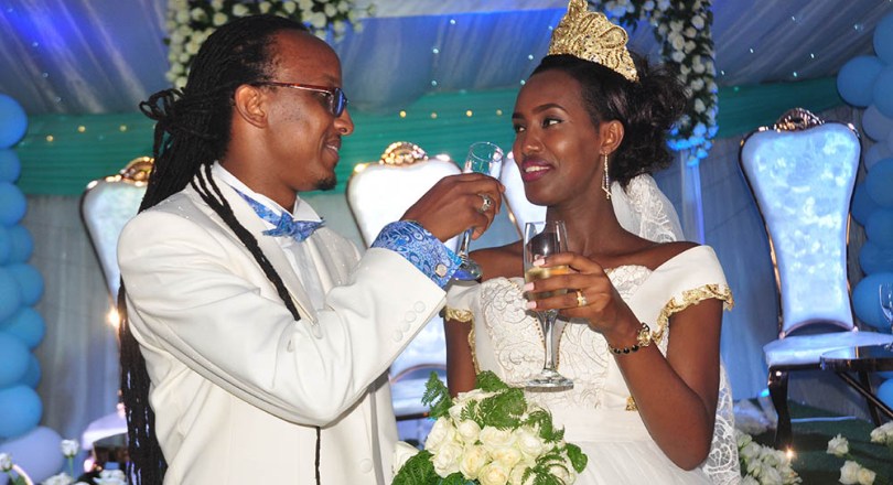 Uwase Belinda wahataniye ikamba rya Miss Rwanda 2017 yibarutse impanga nyuma y’amezi ane akoze ubukwe–AMAFOTO