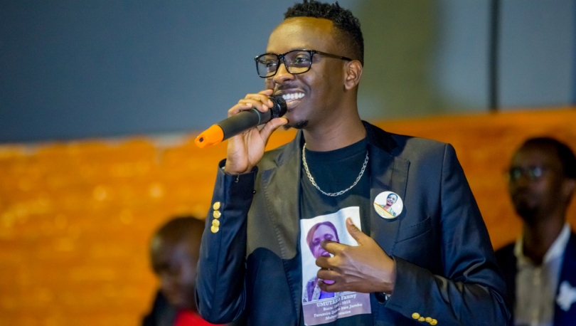 Jules Sentore yunamiye umubyeyi we umaze umwaka yitabye Imana