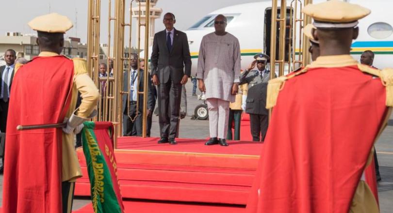 Perezida Kagame yageze muri Burkina Faso aho yitabiriye umuhango wo gusoza iserukiramuco rya FESPACO – AMAFOTO