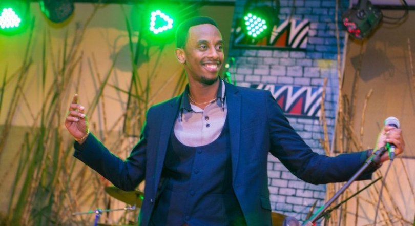 VIDEO: Yize iby’amashanyarazi! Andy Bumuntu yavuze ku mukunzi we anahishura kwifashisha nyina mu mashusho y’indirimbo