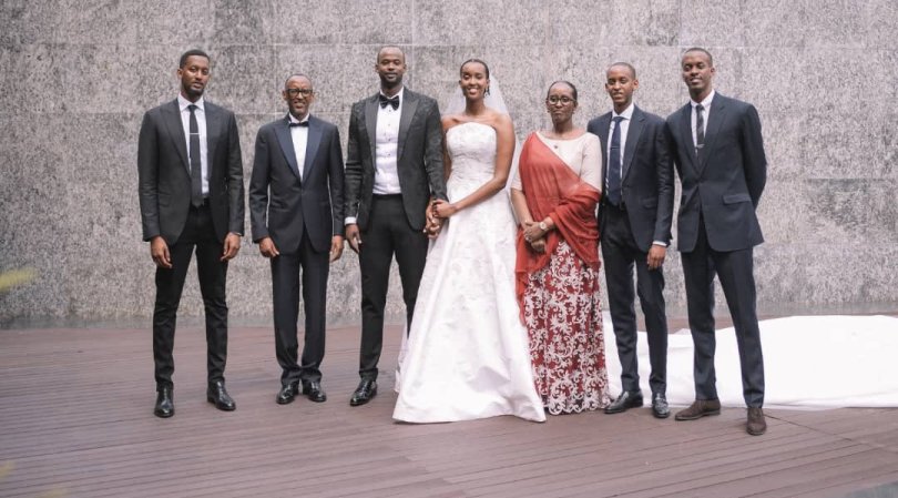 MU MAFOTO: Ange Kagame yambikanye impeta y'urudashira na Bertrand Ndengeyingoma mu birori bibereye ijisho