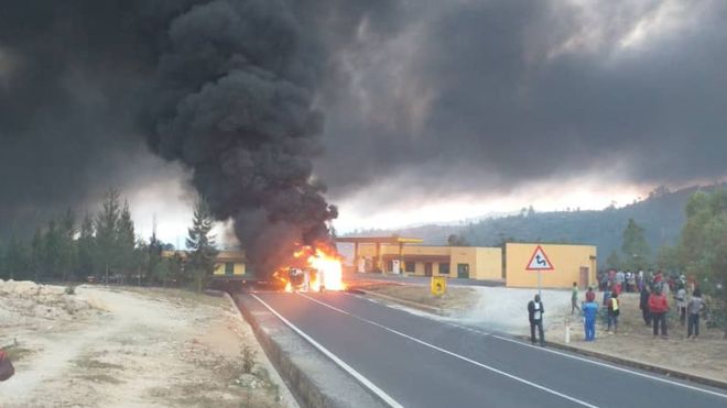 Nyamasheke: Ikamyo  yari itwaye ibitoro yahiriye imbere ya station ya Essence