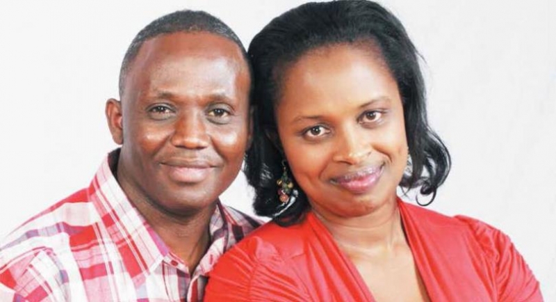 VIDEO: Rev Dr Charles Mugisha yatunguye umugore we bamaranye imyaka 21 atera ivi amwambika impeta! TWAGANIRIYE