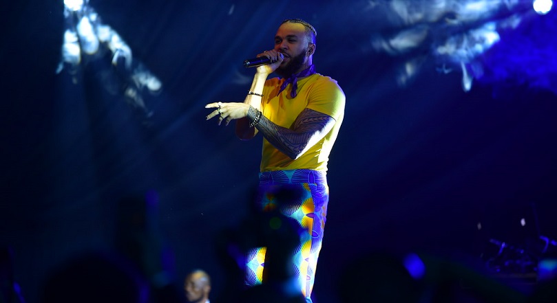 Jidenna yakuriwe ingofero mu gitaramo kitabiriwe n’imbaga-AMAFOTO