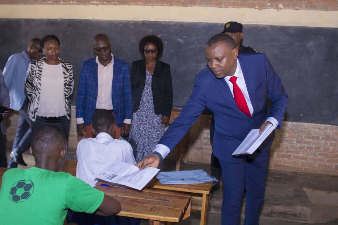 Dr Isaac Munyakazi yasabye abanyeshuri batangiye ikizamini gisoza amashuri abanza kwirinda uburiganya-AMAFOTO