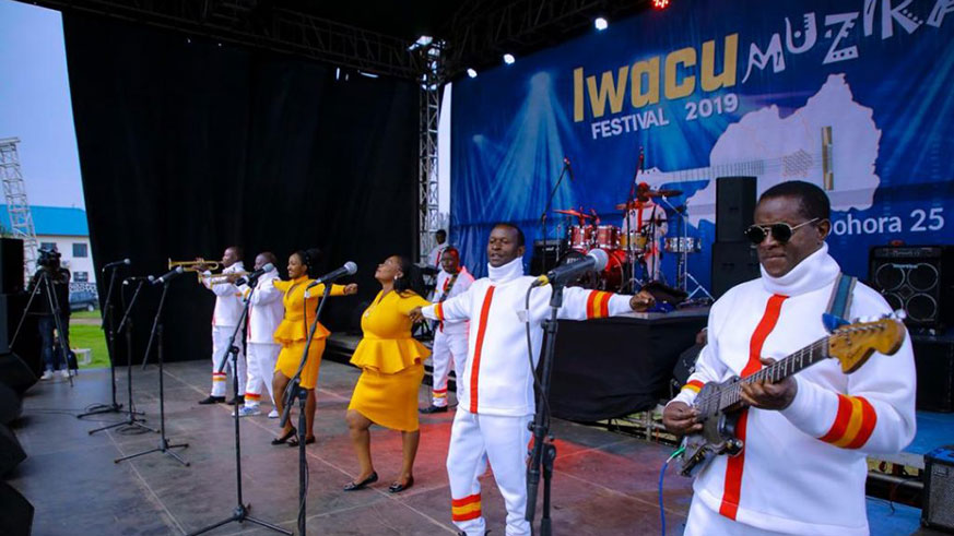Orchestre Impala yakoze mu nganzo isaba abantu gufatira urugero ku muryango mutagatifu-YUMVE