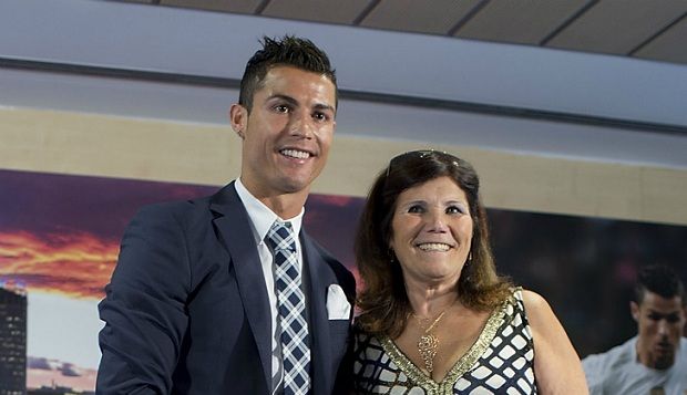 Cristiano yahaye nyina impano y’akataraboneka ku munsi wahariwe ababyeyi - AMAFOTO