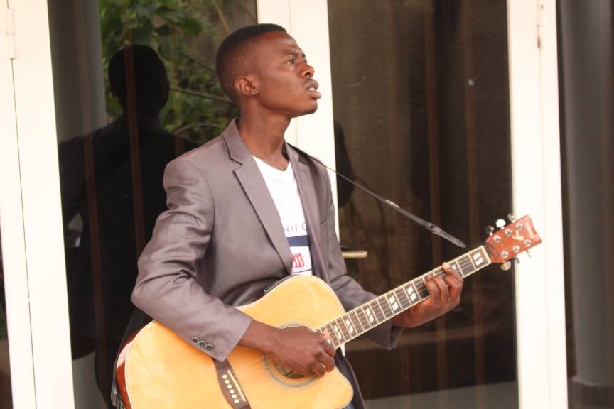 Damy David wahoze akora umuziki wa Secular yasohoye amashusho y'indirimbo ye ya mbere ya Gospel-VIDEO