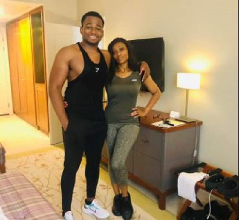 Amafoto y’umugore n’umwana we benshi batabazi bavuze ko ari 'Couple' y’intangarugero