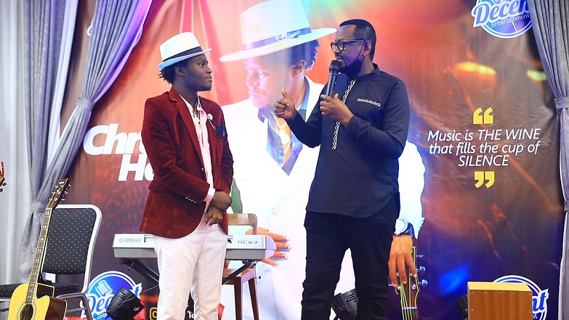 Uzirinde abakobwa bagukura mu kibuga: Masamba ahanura Chris Hat agendeye ku bintu 3 yabwiwe na Se byica umuhanzi-VIDEO