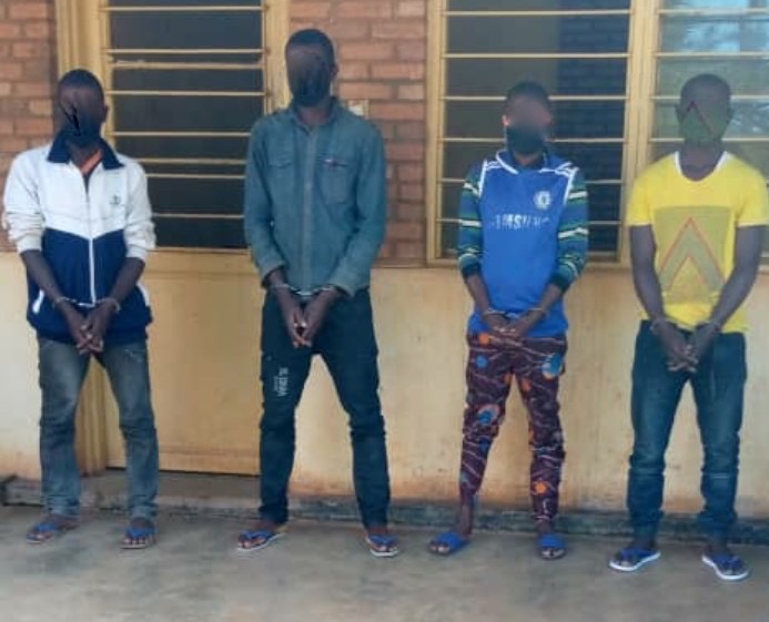 Kamonyi: Polisi yataye muri yombi abantu 4 mu bashakishwaga bakekwaho gutema no gutega abaturage bakabambura