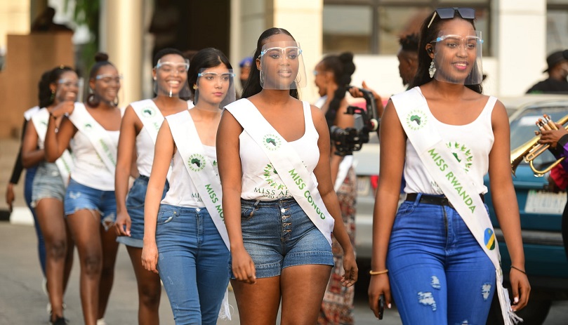 Nigeria: Abahataniye ikamba rya Miss Africa Calabar barimo Yasipi Casimir bakiriwe bakora umutambagiro-AMAFOTO