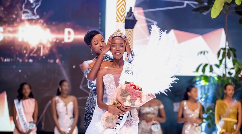 Injyana Akaliza Amanda wabaye igisonga yaririmbiyemo ‘Rwanda Nziza’ yakozwe mu masaha 24