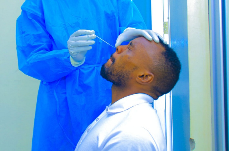 Mbere yo kwinjira mu mwiherero APR FC yapimishije abakozi bayo COVID-19 – AMAFOTO