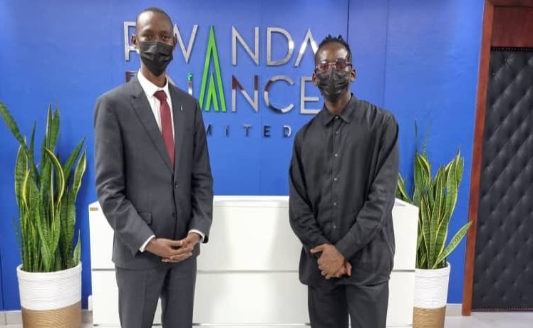 Yageze mu Mujyi rwagati anakora indirimbo: Ijoro ryacyeye rya Mr Eazi i Kigali