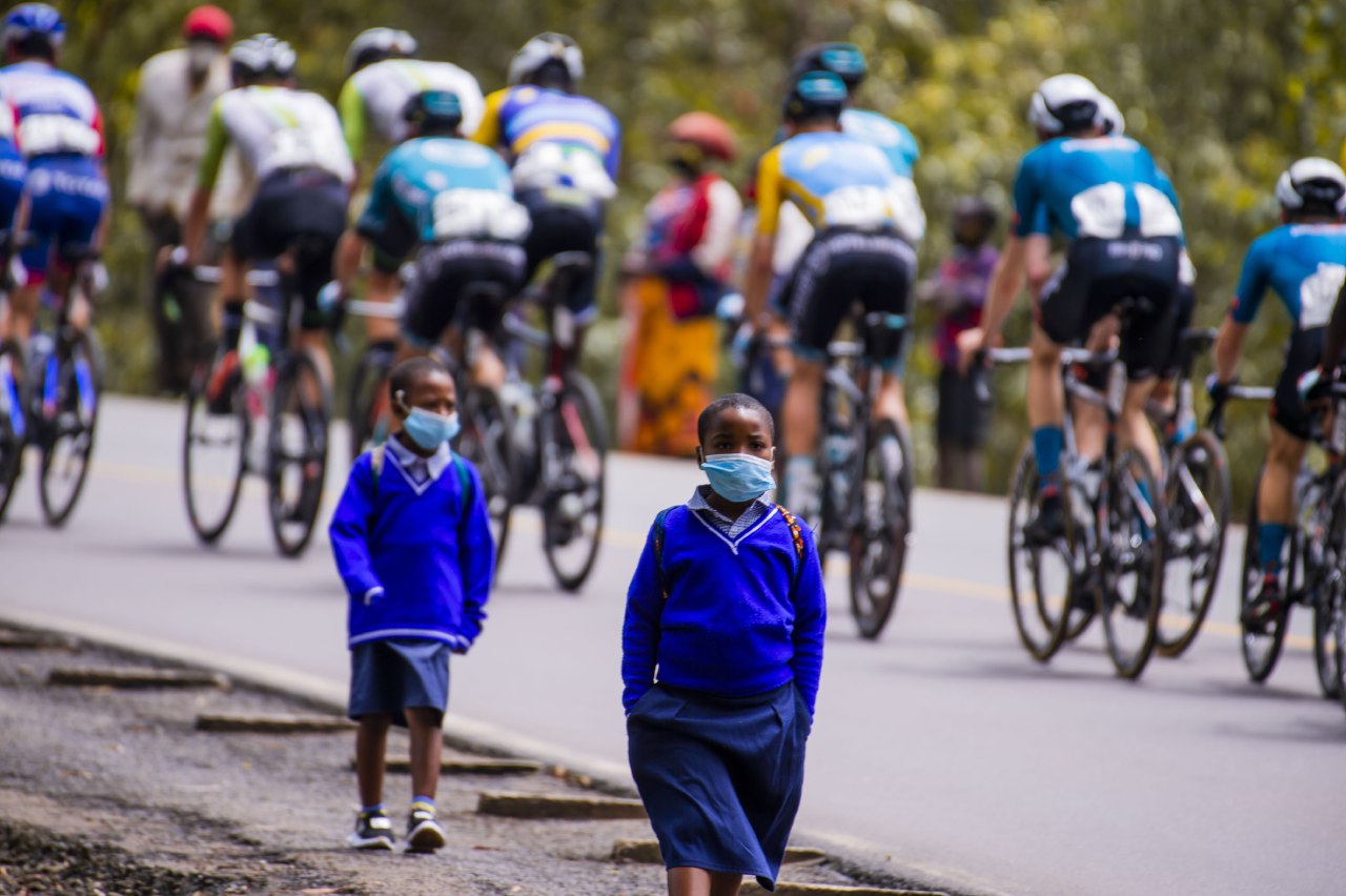 Ifoto y'icyumweru: Yavugishije benshi barimo na CP Kabera! Abanyeshuri bateye umugongo Tour du Rwanda berekeza amaso n'umutima ku ishuri