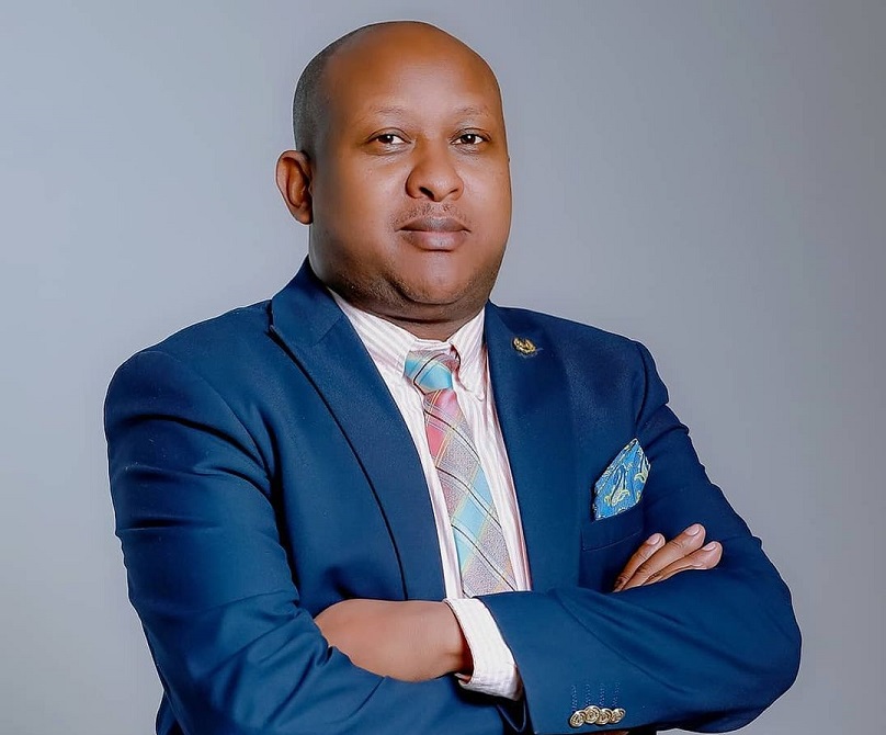 Muyoboke Alex asanga Minisiteri ishinzwe abahanzi ikwiriye kubatabara kuko babayeho nabi cyane.