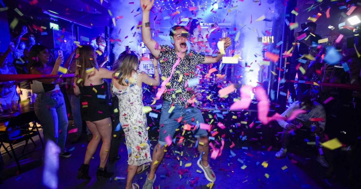 Umuvinyo uvanze n’inzoga zihenze mu kirere nk’amazi y’imvura! Baraye mu tubari n’utubyiniro babyina umuyange nyuma y’umwaka bamanjiriwe