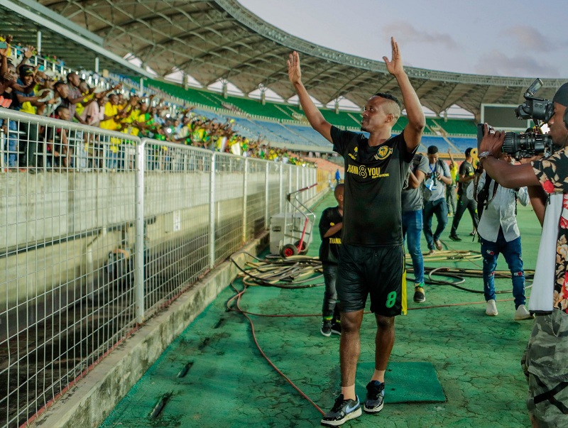 Igihugu cyantumye ngo cyirabashimira! Mu marira menshi Haruna Niyonzima yasezewe mu cyubahiro na Yanga Africans yakiniye imyaka 8 - AMAFOTO