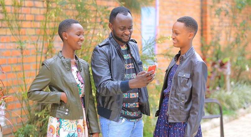 Breaking: Vestine na Dorcas batandukanye n'umujyanama wabo M. Irene