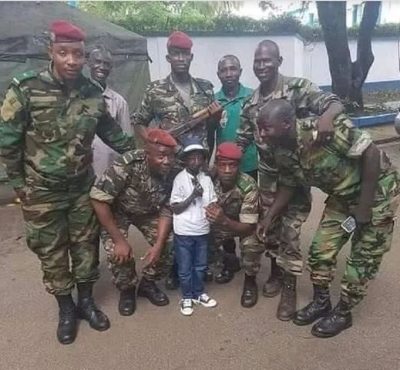 Ibyari uburinzi byabaye bihagaze ubwo abasirikare babonaga Grand P atambutse batangira kumwifotorezaho-AMAFOTO