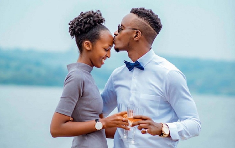 Umuhanzi Emmy uherutse kwambika impeta umukunzi we Hoza yamaze gutangaza itariki y’ubukwe bwe n’aho buzabera