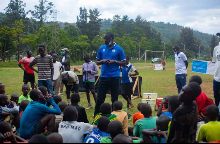 Jimmy Mulisa akomeje ibikorwa byo gushaka impano mu bakiri bato aho hari hatahiwe abo ku Giticyinyoni