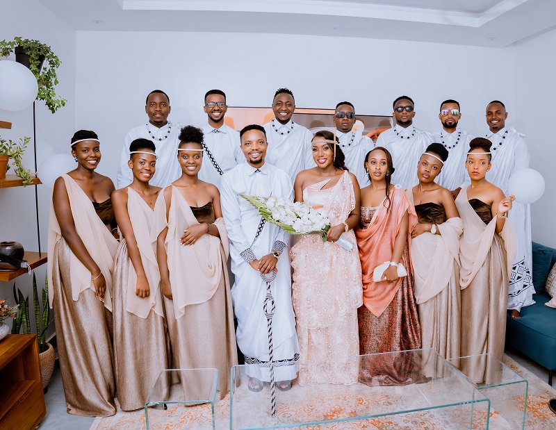 Byari agahebuzo! Amafoto 20 yerekana  ubukwe  bw'agatangaza bw'umunyamakuru Edman n'umuhanzikazi Liza utuye muri Canada