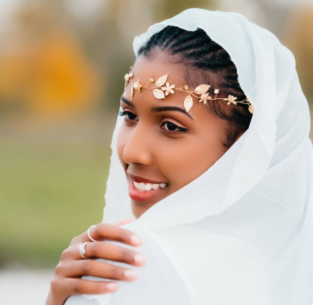 Miss Dusa winjijwe mu muziki na mubyara we Adrien Misigaro yamaze gushyira hanze indirimbo ye ya mbere 'Warabambwe'-VIDEO