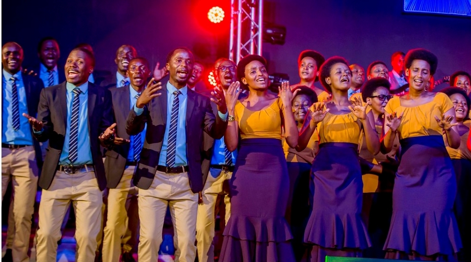 Elayono choir imwe muri korali zikunzwe cyane zo muri ADEPR yashyize hanze indirimbo nshya 'Urahambaye' ihamya gukomera kw'Imana