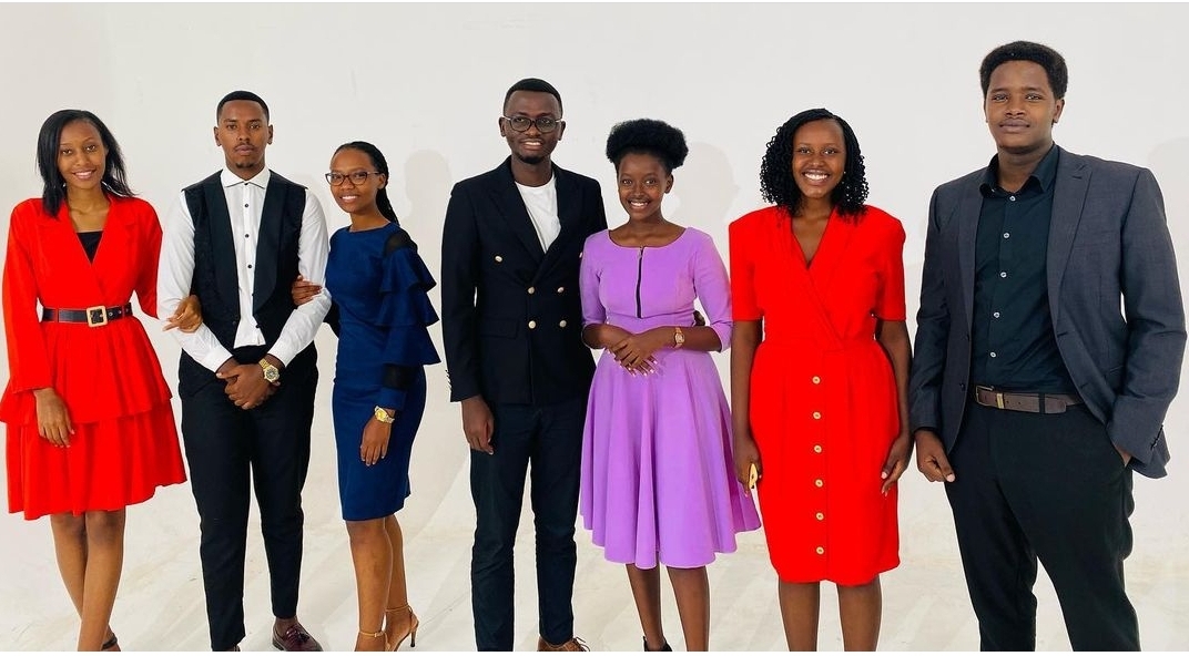 Holy Music Ministry y'abaririmbyi 7 b'Abadive yashinzwe na Producer Eliel yashyize hanze indirimbo 'Rabagirana' nyuma ya 'Isabato Nziza'-VIDEO