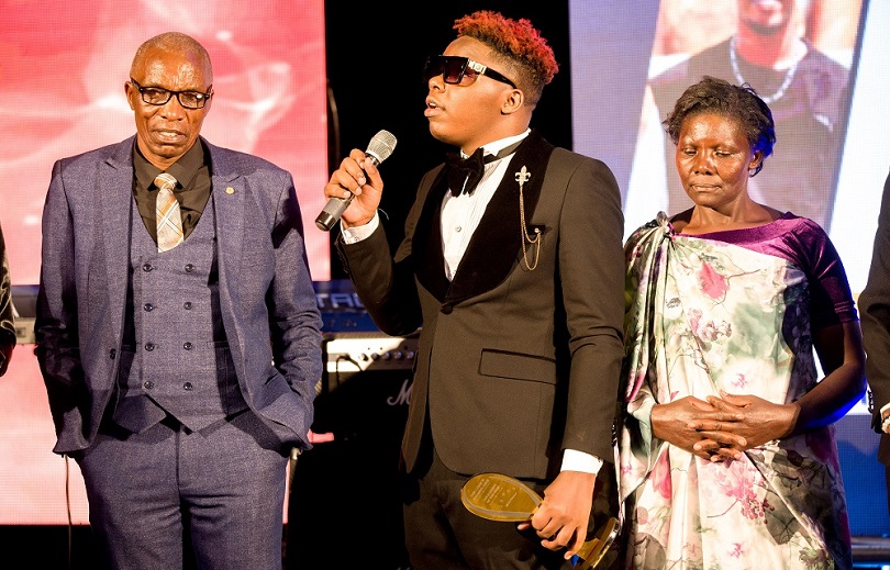 Umubyeyi wa Niyo Bosco yavuze akari ku mutima, ashima M. Irene wamuritse impano y’umuhungu we wegukanye igihembo