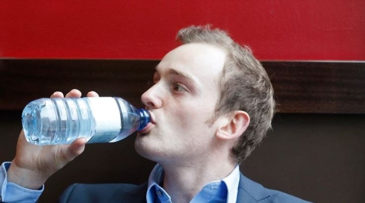 Abagabo: Dore ibyiza byo kunywa amazi mbere yo gutera akabariro