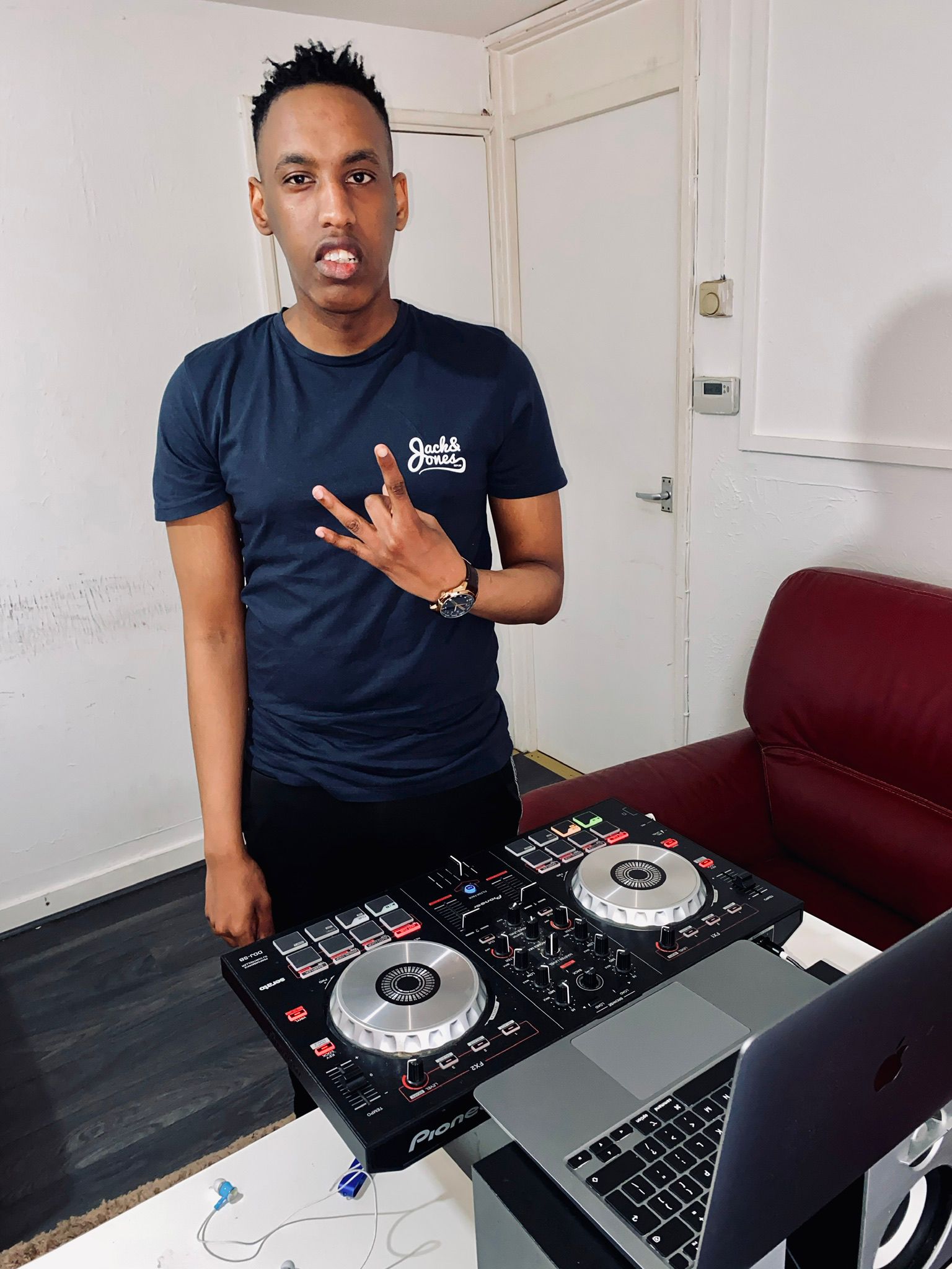 Miliyoni 8 Frw zimaze kuboneka kugira ngo Dj Dizzo azarangirize ...