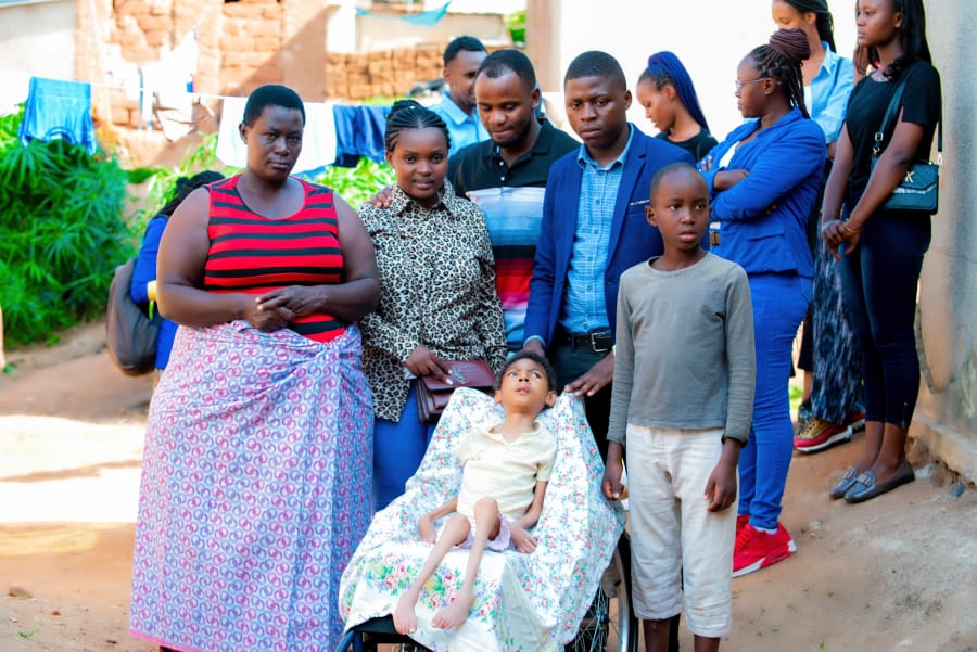 Abagize Shalom Family basuye banashyikiriza inkunga umuryango wa Bagwaneza Elisa wavukanye ubumuga bukomatanye