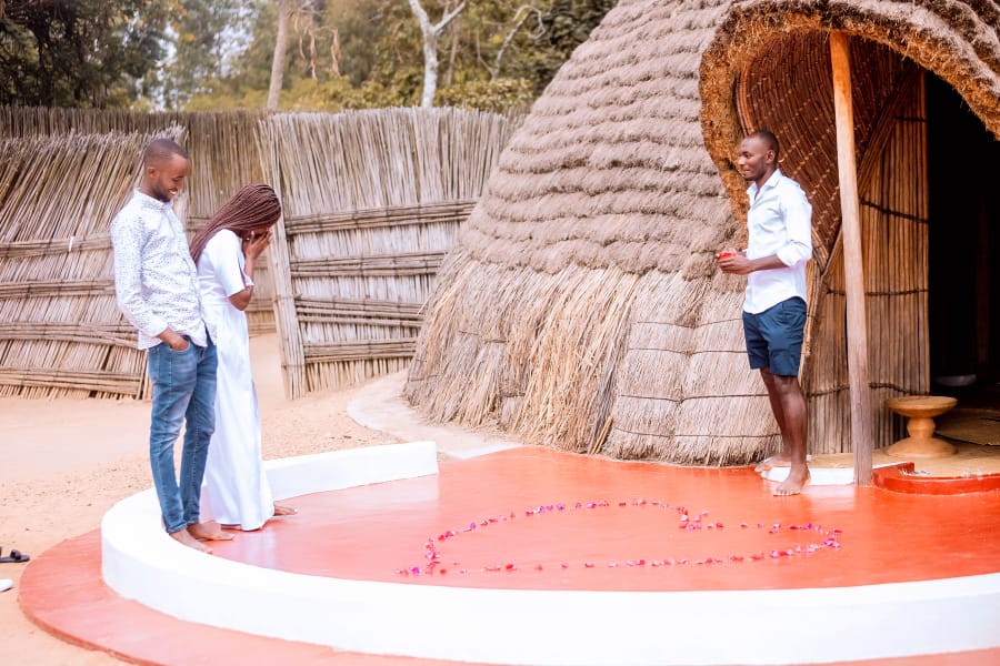 Ndizeye Innocent uzwi nka Kigeme yatereye ivi i Bwami asaba Dusenge Redempta ko yamubera umugore - AMAFOTO