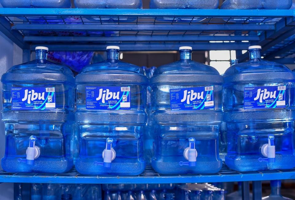 Harimo JIBU, AQUA na IRIBA: Rwanda FDA yatangaje inganda 7 zitunganya amazi zahagaritswe zinasabwa kuyakura ku isoko
