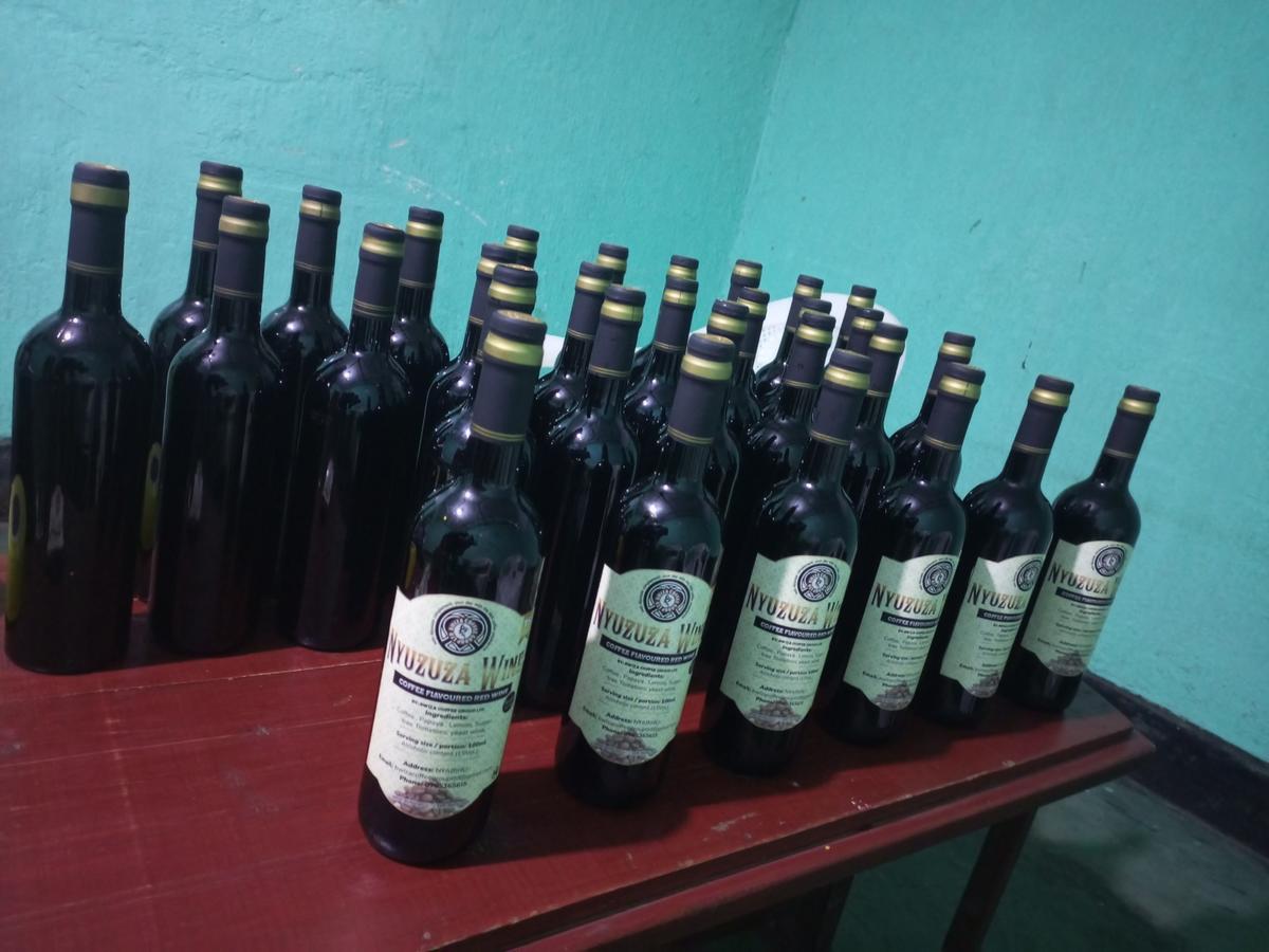 Abarangije muri Kaminuza y’u Rwanda mu mushinga wo kwenga divayi mu ikawa