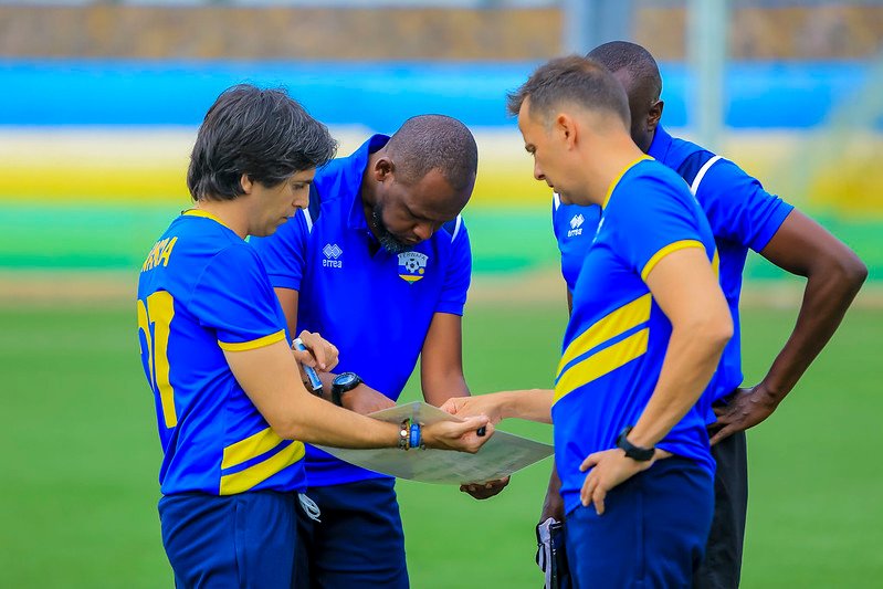 Inyubako y'umupira w'amaguru mu Rwanda n'ubushobozi bwa Carlos utoza Amavubi byatangiye gusekurana