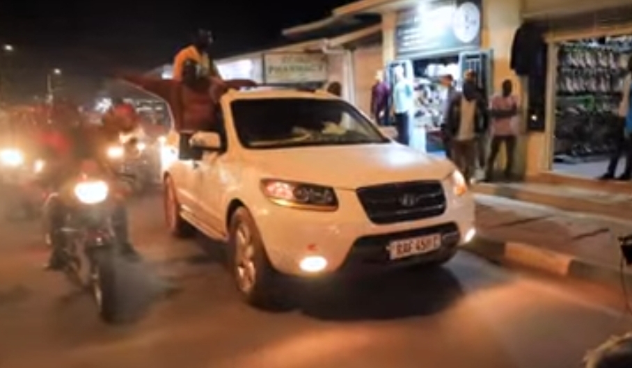 Muraho neza, yambiii! Ndimbati yahaye intashyo abanyaRwanda mu mihanda ya Nyamirambo